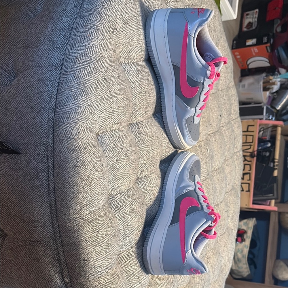 Nike Air Force 1 Low GS sneakers in a Wolf Grey/Hyper Pink size 7Y - Picture 6 of 8